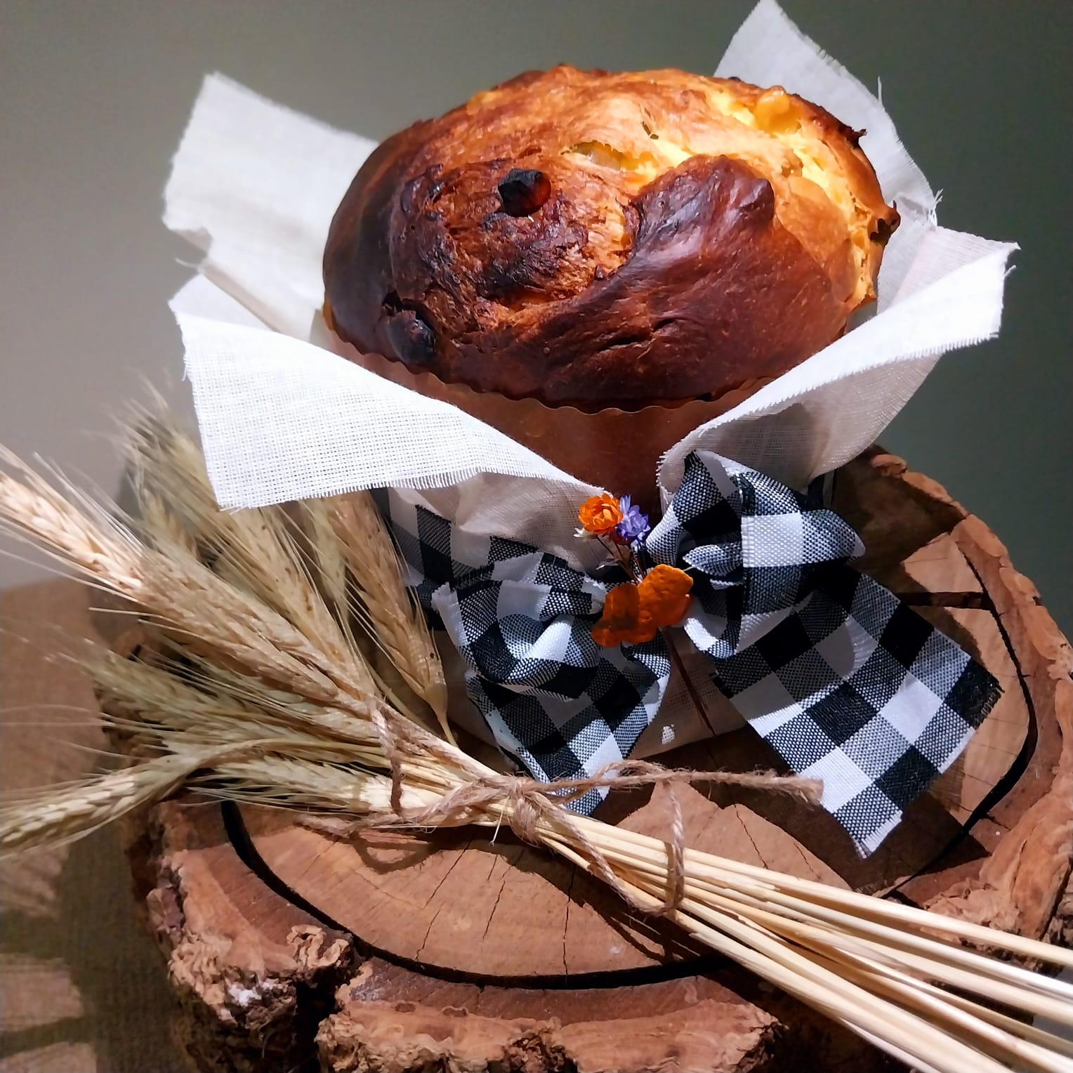 Panetone artesanal com pedaços de frutas secas cristalizadas