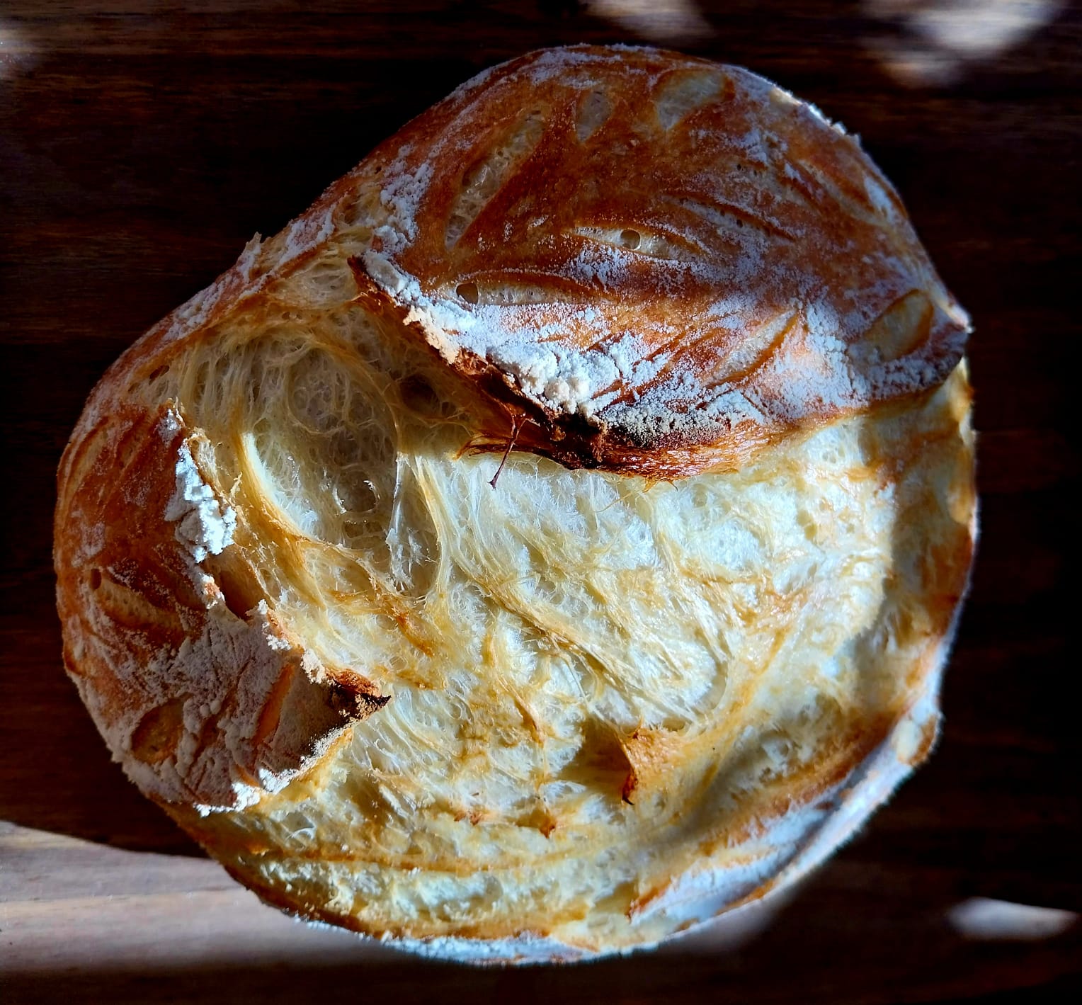 Pão do campo artesanal, casca crocante e miolo úmido