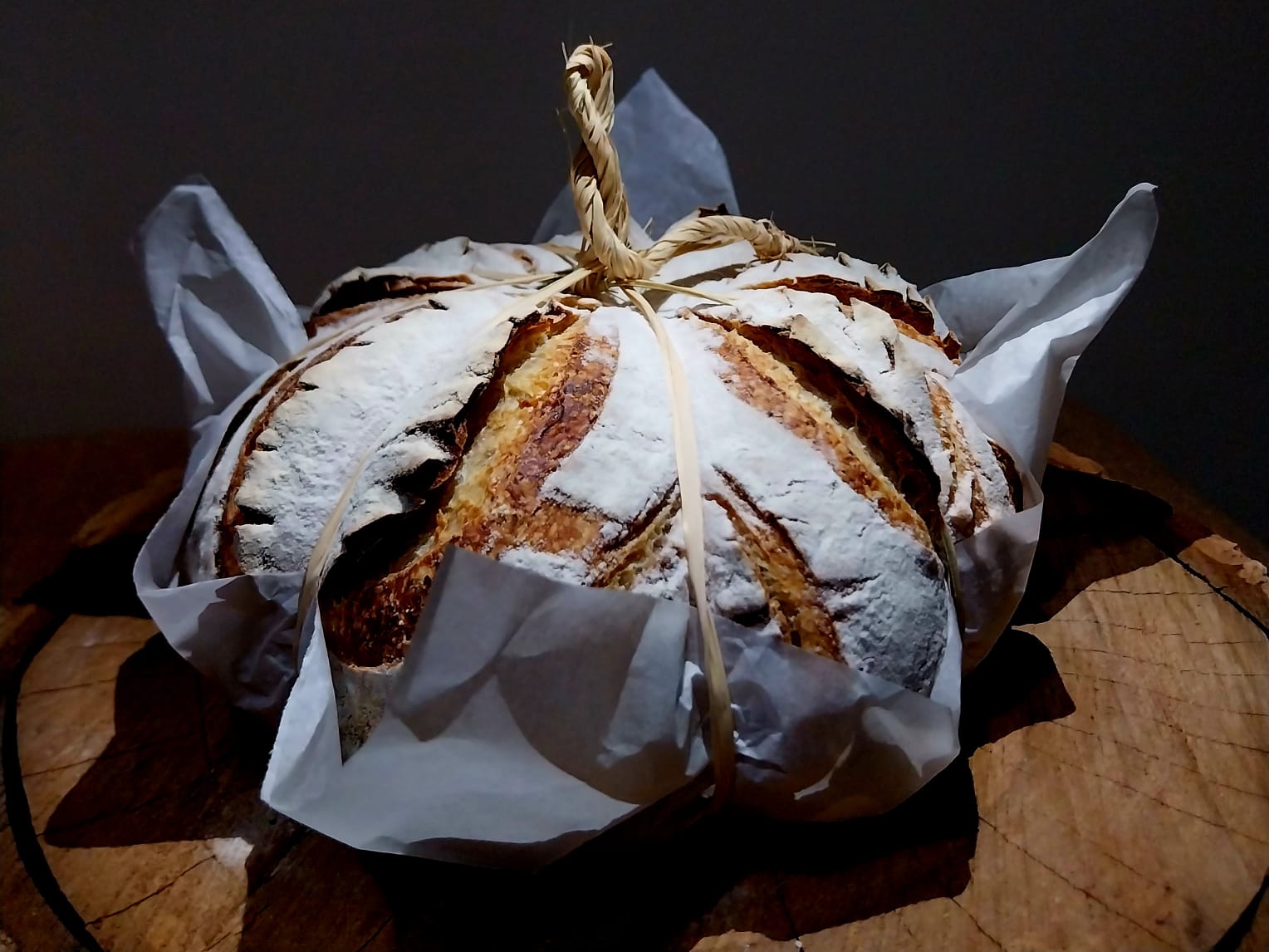 Pães artesanais servidos em mesa posta, prontos para compartilhar em família